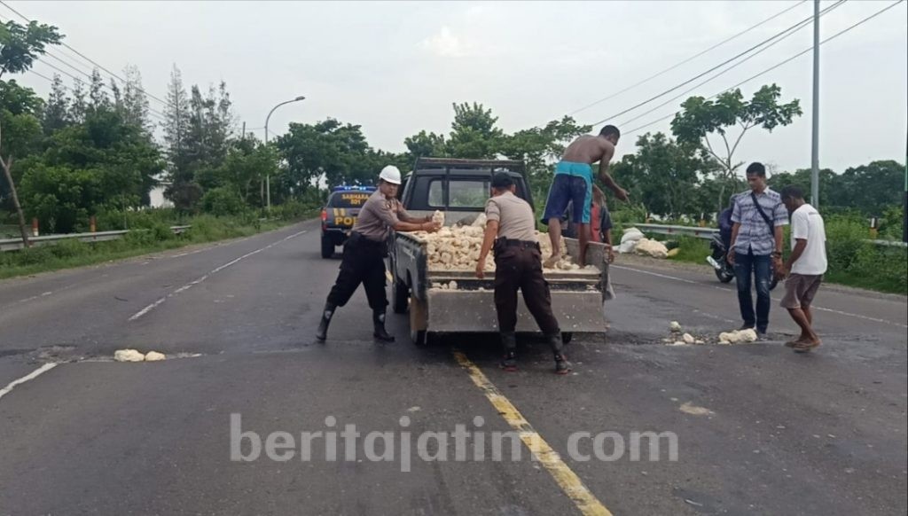 Cegah Kecelakaan, Polisi Uruk Jalan Berlubang di Jalur Pantura Tuban