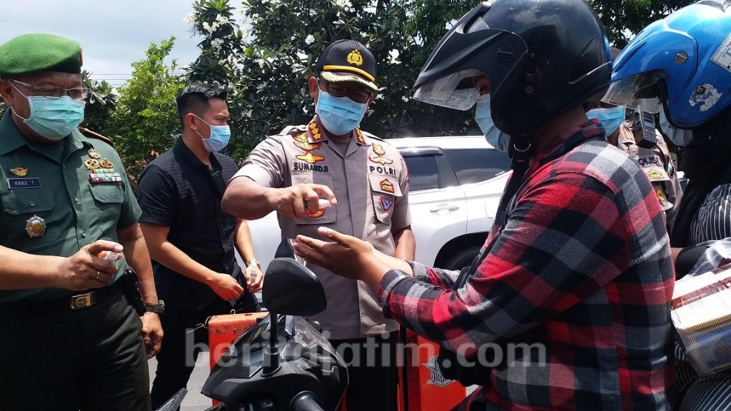 Polresta Sidoarjo Bagi-bagi Masker dan Hand Sanitizer di Jalan Raya