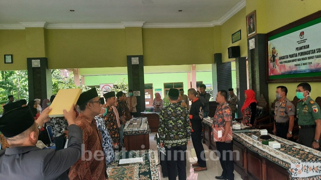 KPU Tuban Nekad Lantik Anggota PPS, Tempat Duduk Berjarak 1 Meter