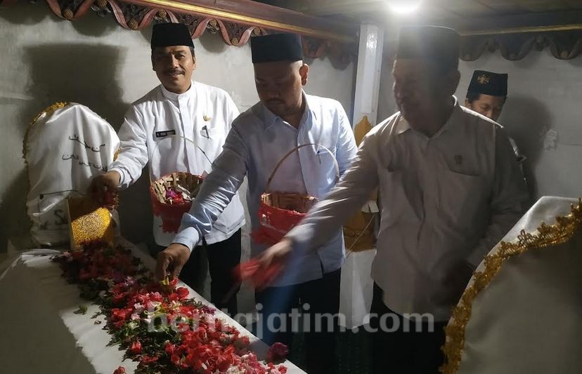 Ziarah ke Makam Sunan, Wabup dan Ketua Dewan Doakan Warga Gresik Terbebas dari Corona