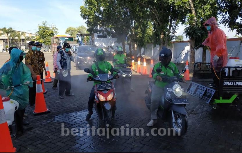 Potensi Pintu Gerbang Masuknya Orang, Ojek Online di Kota Mojokerto Disemprot Disinfektan