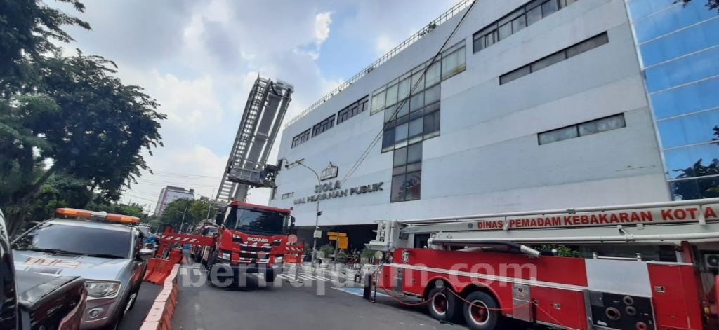 Gedung Siola Terbakar, Warga Urus Administrasi Berhamburan