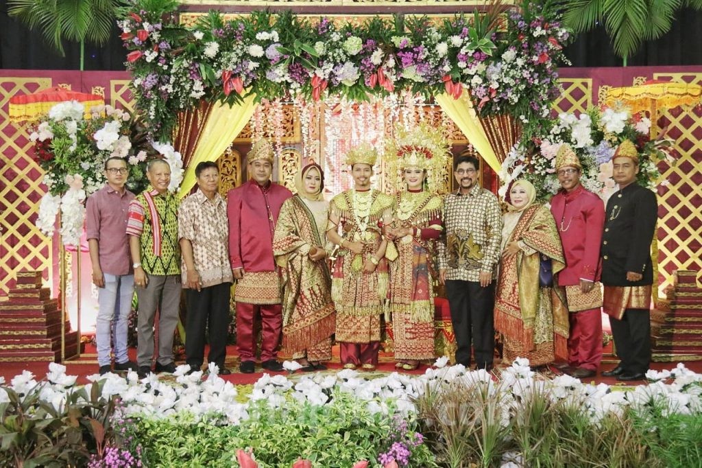 Tanpa Lelah, Usai Blusukan Cak Machfud Penuhi Undangan Pesta Pernikahan Warga