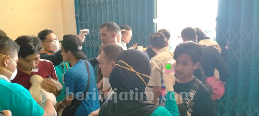 Suhu Tubuh Aremania Diperiksa Tim Medis sebelum Masuk Stadion Kanjuruhan