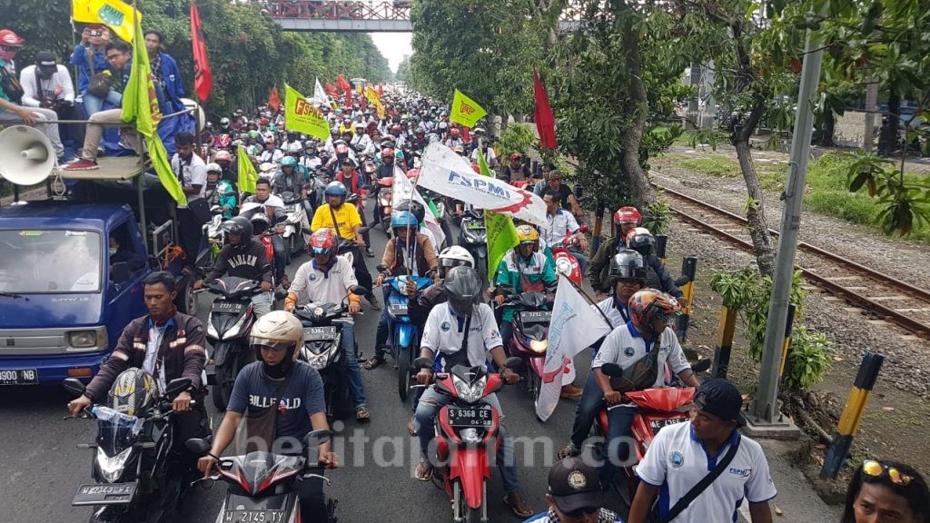 Ribuan buruh gelar aksi demo di Kota Surabaya, Rabu (11/3/2020). (PMII/manik priyo prabowo)