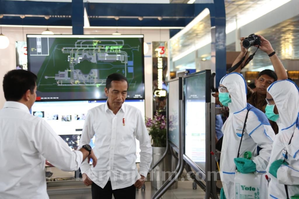 Presiden Jokowi Tinjau Sterilisasi Bandara Soetta Demi Cegah Corona
