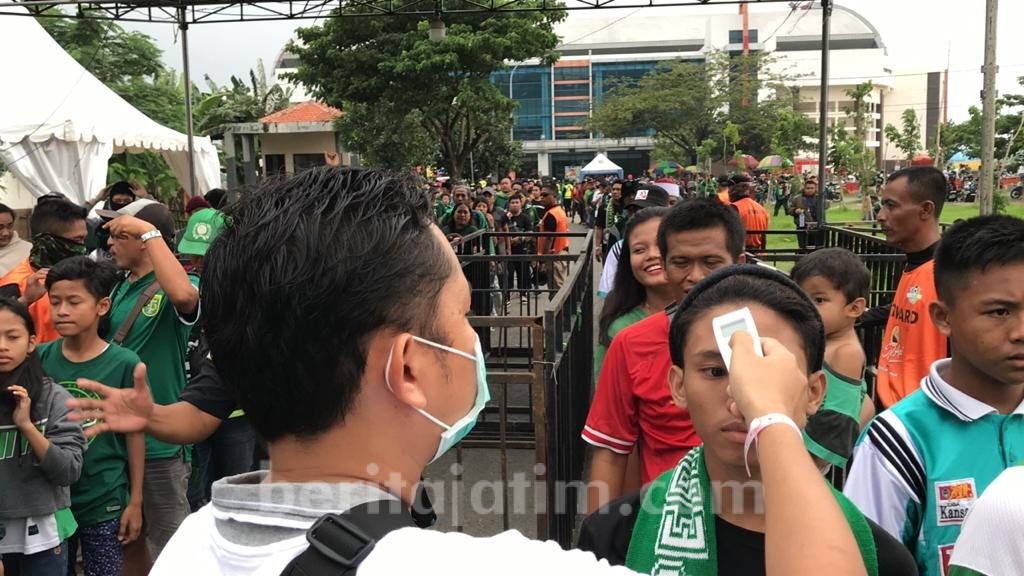 Antisipasi Corona, Semua Elemen Dicek Suhu Tubuh di Laga Persebaya vs Persipura