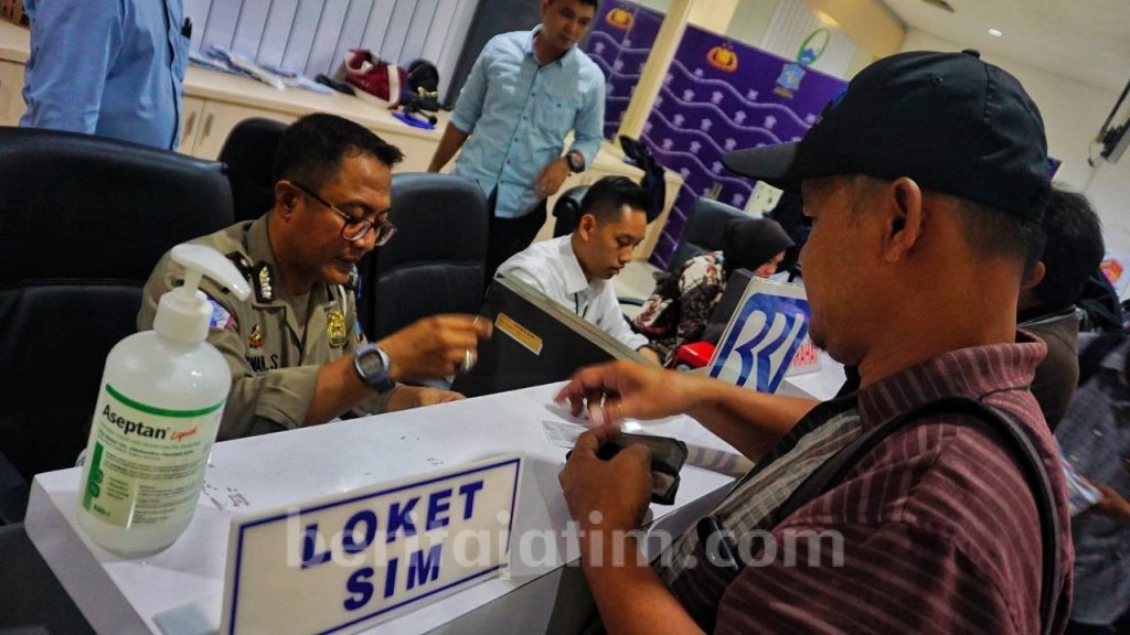 Petugas saat melayani pembuatan SIM di Tunjungan Plazza 1 Surabaya, Rabu (18/3/2020). Kepolisian mengimbau agar masyarakat memanfaatkan aplikasi Jogo Suroboyo tuk pengurusan SIM.(manik priyo prabowo)