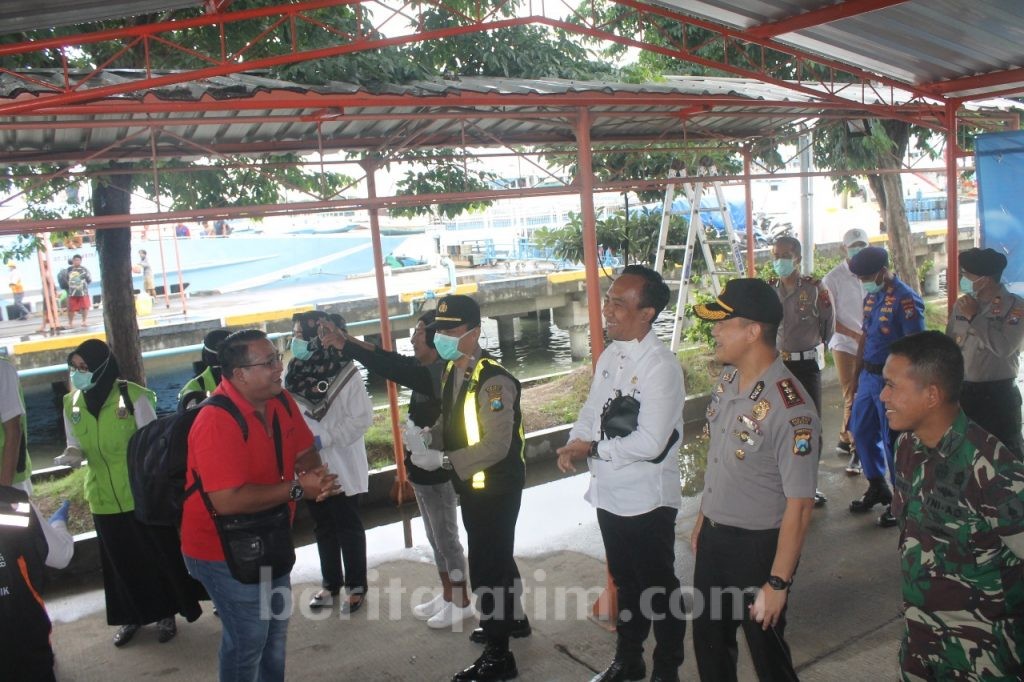 Ratusan Penumpang Kapal Asal Pulau Bawean Dicek Pakai Thermo Gun