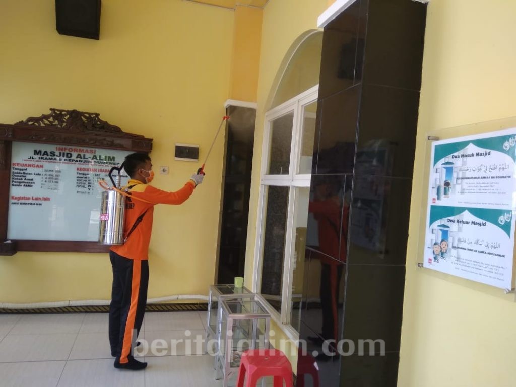 Sterilisasi Fasum, BPBD Sumenep Semprotkan Disinfektan ke Masjid dan Pasar