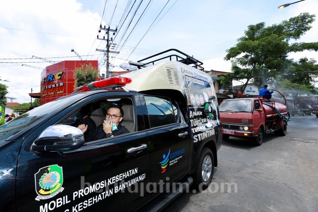 Begini Cara Bupati Anas Semangati Petugas Kesehatan dan Warga