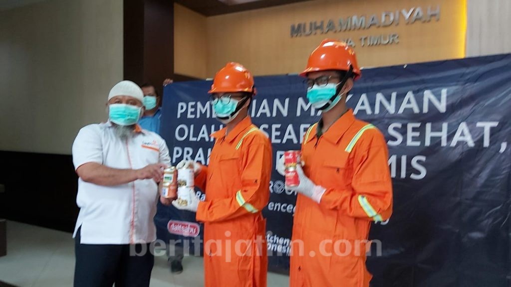 Lazismu Bagi Ribuan Daging Kornet dan Olahan Ikan ke Warga Terdampak Corona