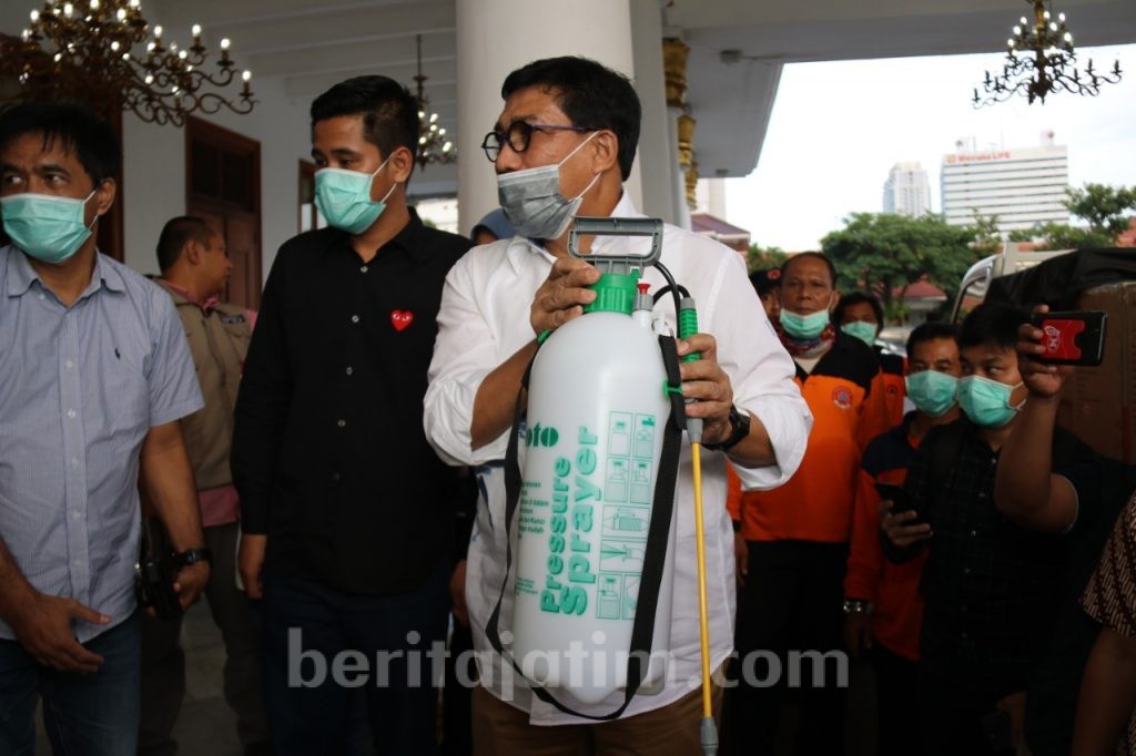Berantas Corona, Machfud Arifin Sumbang Ribuan Liter Disinfektan untuk Warga Surabaya
