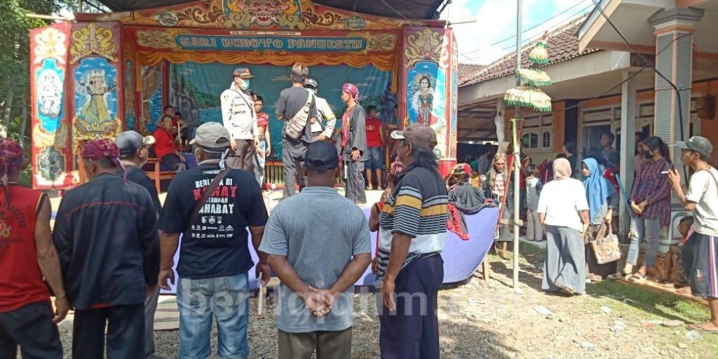 Kapolsek Tempurejo Jember Bubarkan Pertunjukan Jaranan