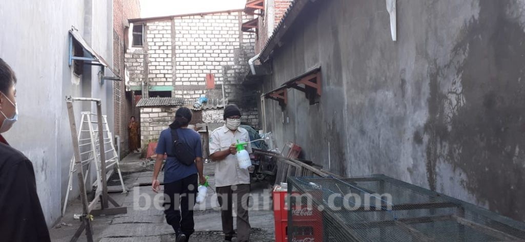 Mahasiswa ITS Semprot Disinfektan ke 250 Rumah di Surabaya