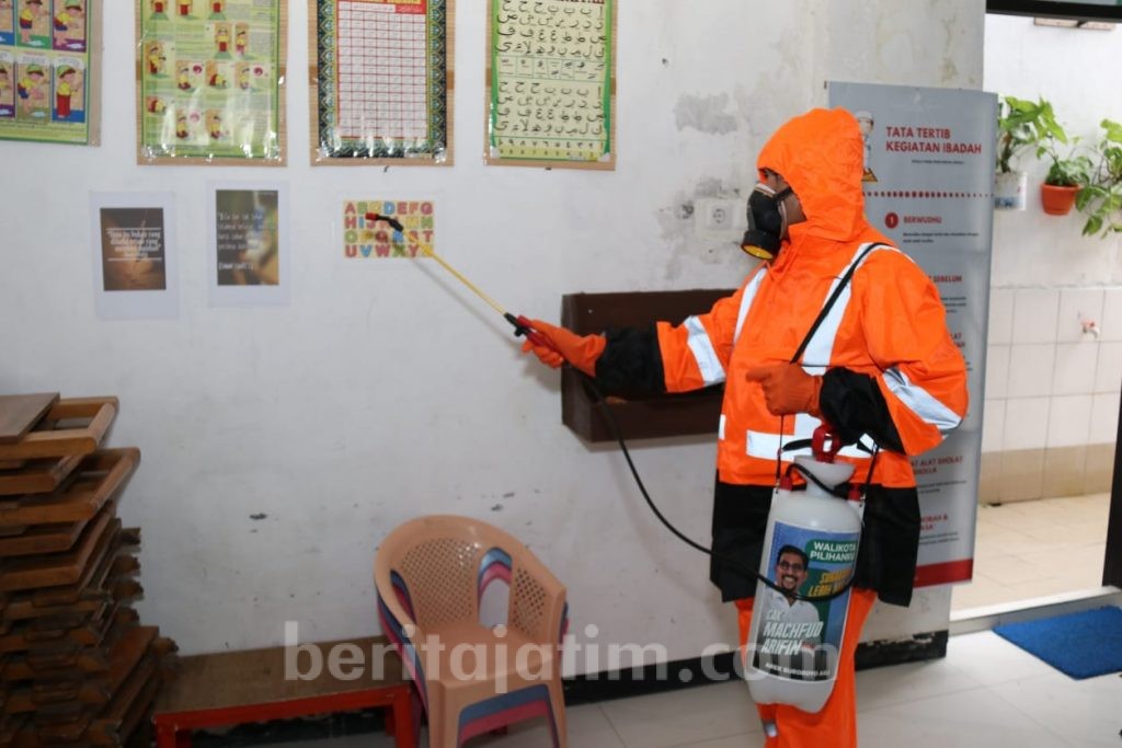 Lawan Corona, Cak Machfud Semprotkan Cairan Disinfektan di Panti Asuhan