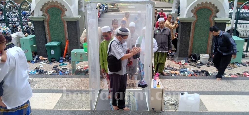Jemaah Salat Jumat di Malang Wajib Masuk Bilik Disinfektan