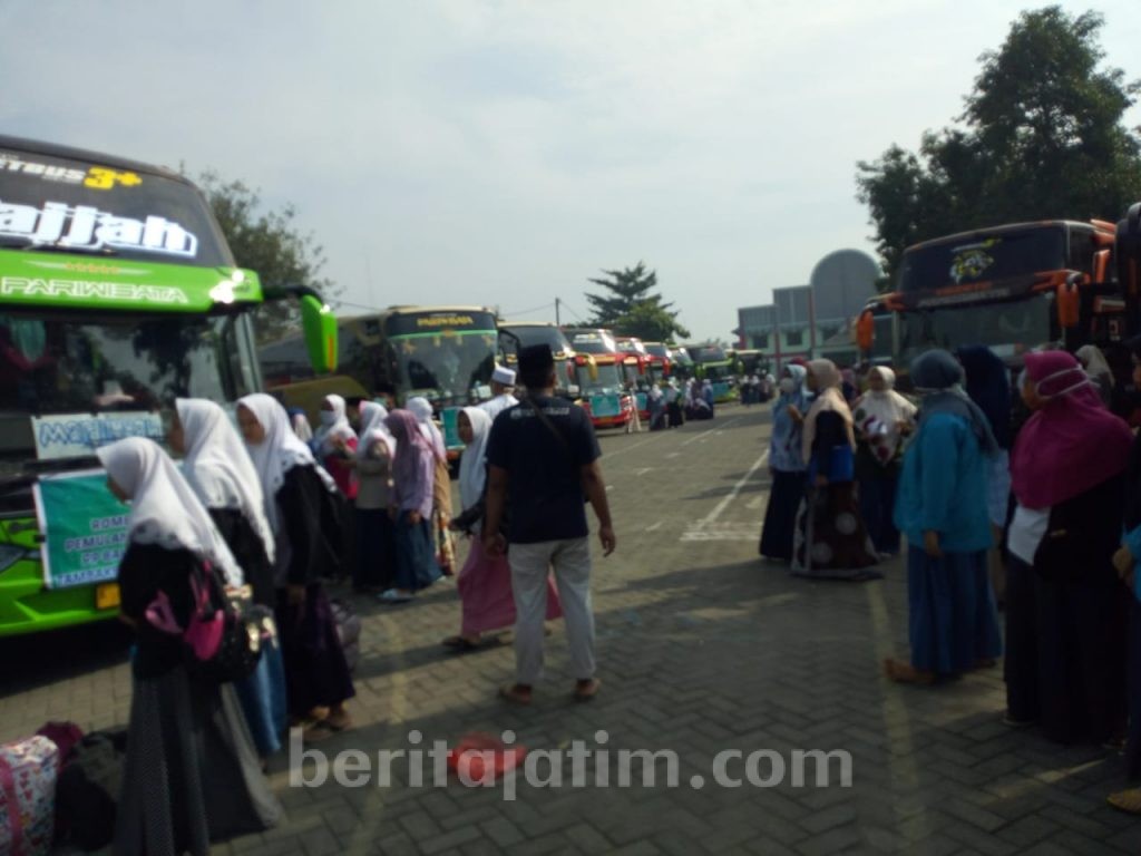 Sebelum Pulang, Ribuan Santri Tambakberas Disemprot Disinfektan