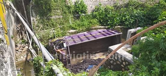Diduga Sopir Ngantur, Truk Muat Pasir Terguling ke Jurang