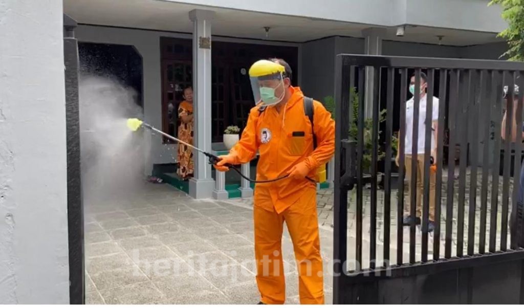 Bambang Haryo Turun Tangan Sendiri Melakukan Penyemprotan Desinfektan Ke Rumah Warga