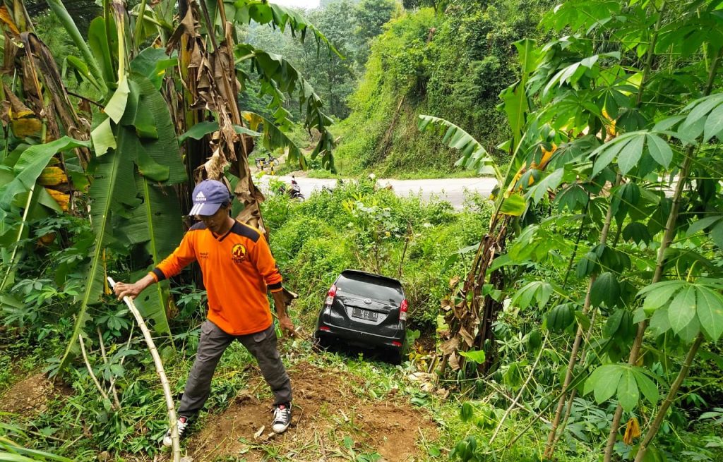 Gara-gara Tumpahan Oli, Minibus Terjun ke Jurang Pacet