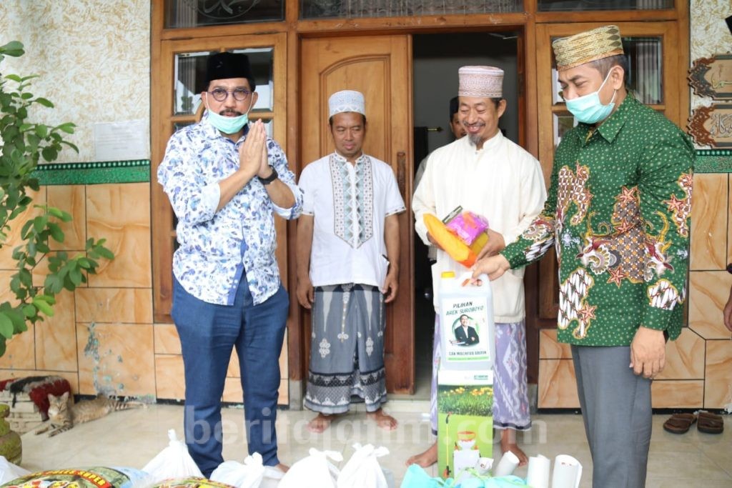 Sowan ke Pesantren Al-Fatich, Cak Machfud Semprotkan Cairan Disinfektan untuk Cegah Corona