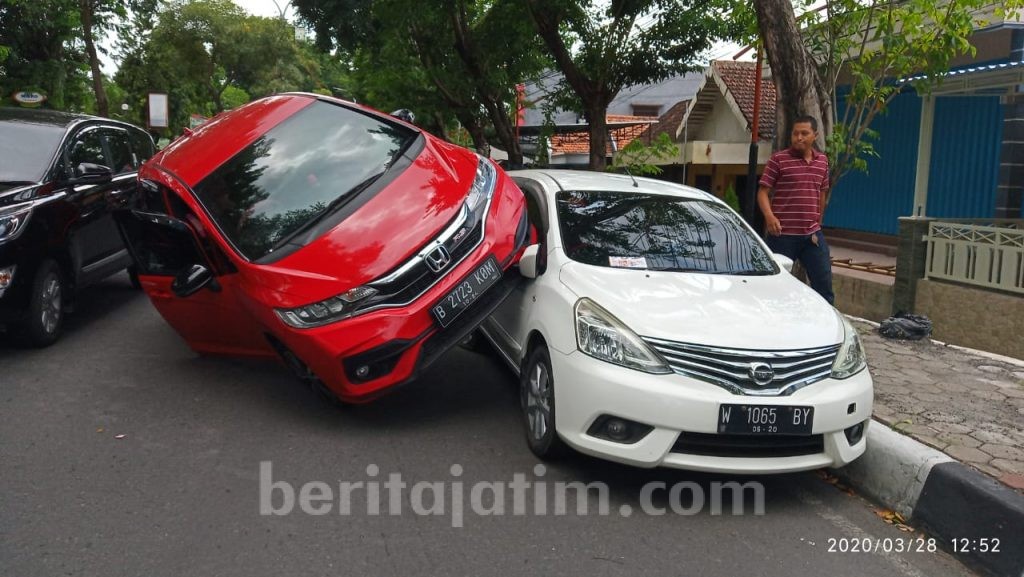 Mobil Parkir Ditabrak dari Belakang, Roda Naik ke Kaca