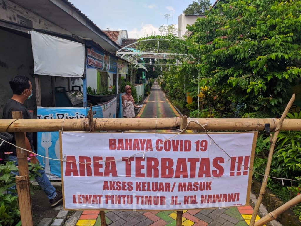 Antisipasi Covid-19, Warga di Kota Mojokerto Tutup Pintu Masuk Gang