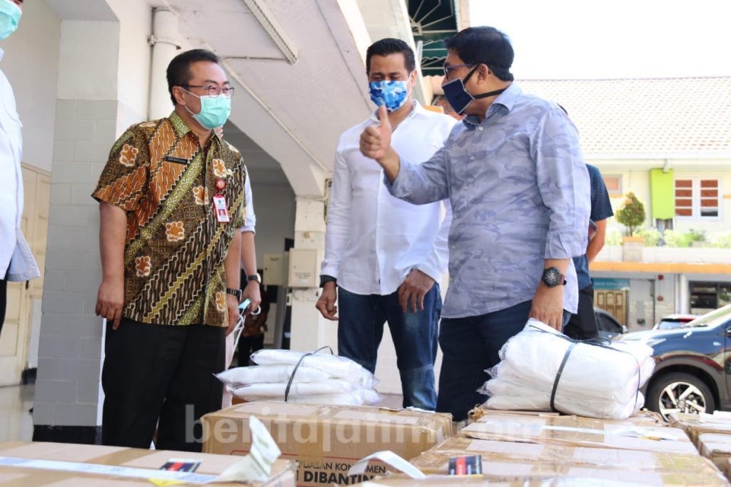 Pastikan Tenaga Medis Aman, Cak Machfud Sumbang APD untuk RSUD dr Soetomo