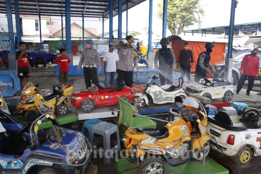 Polres Semprot Disinfektan Taman Tajamara dan Pusat Mainan Anak