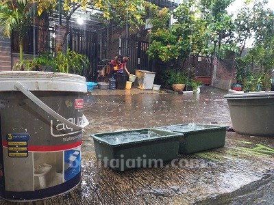 Tiga Hari Tanpa Air Bersih, Warga Surabaya Timur Harus Menampung Air Hujan