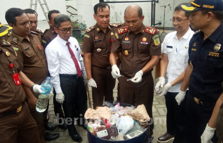 Kejari Pamekasan Musnahkan BB Rokok Hingga Sabu