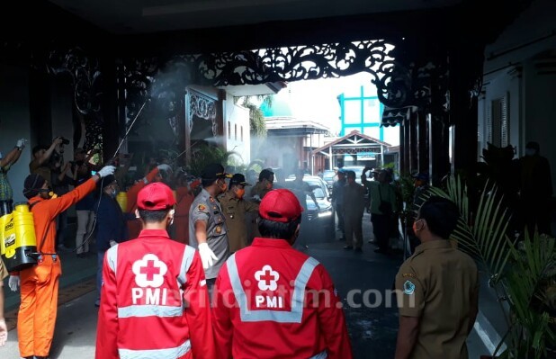 Pemkab Pamekasan Lakukan Penyemprotan Disinfektan