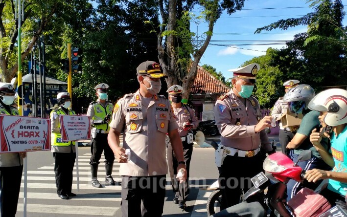 Polres Pamekasan Bagi-bagi Masker dan Sanitizer