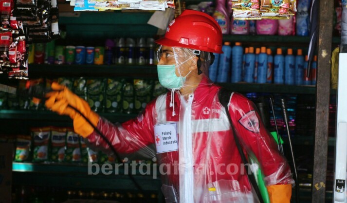 Penyemprotan PMI Pamekasan Sasar 20 Titik Keramaian