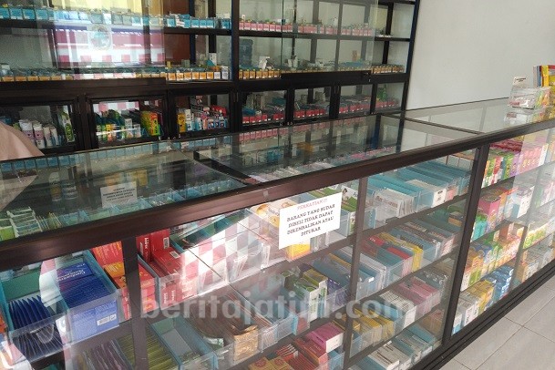 Masker dan Hand Sanitizer di Sampang Kosong