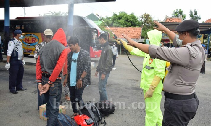 Warga dari Zona Merah Disemprot Cairan Disinfektan