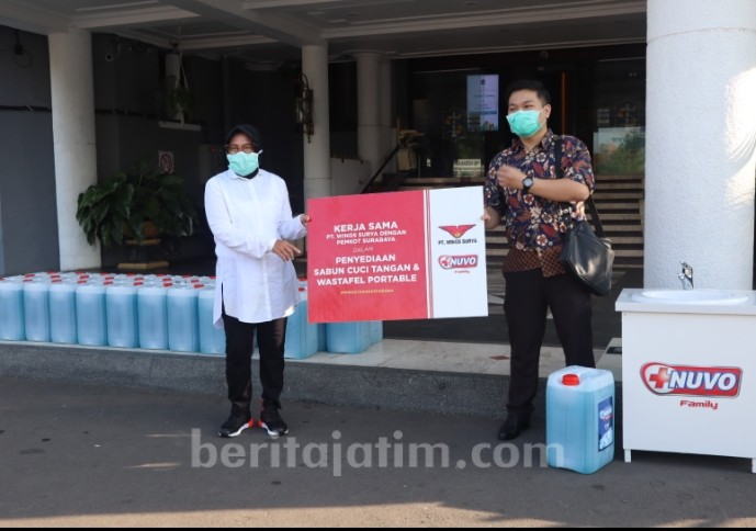Wings Surya Berikan Produknya Untuk Cuci Tangan