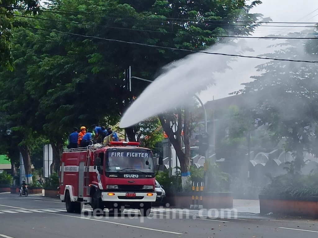 Mobil Damkar Ponorogo bakal segera menempati markas baru di Jalan Trunojoyo, bekas kantor Bawaslu. (Foto/Dok.Beritajatim.com)