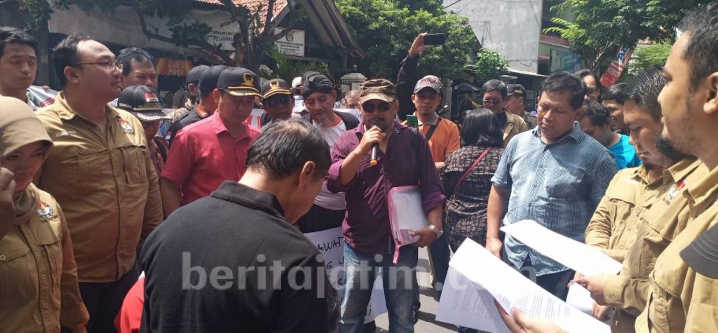Demo Tolak Calon Tunggal Pilbup Kediri Memanas, Massa Banting Microfon
