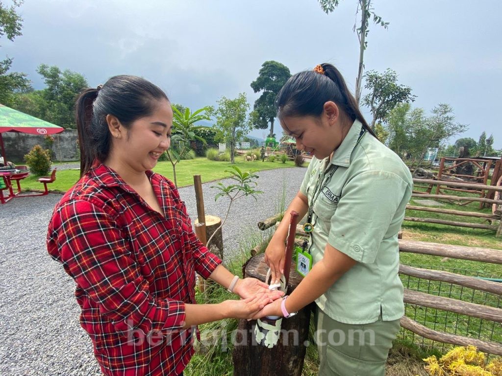 Taman Safari Prigen Tetap Buka, Tapi..