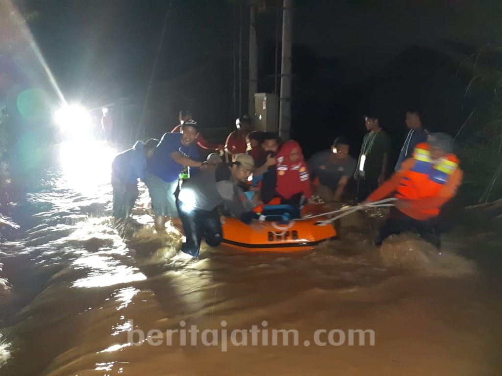 Banjir di Kediri, Puluhan Warga Dievakuasi Perahu Karet