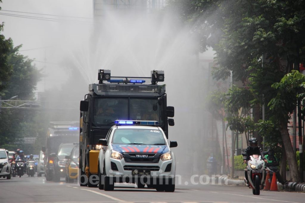 Gunakan Mobil Polresta Kediri, Semprotkan 5 Ribu Liter Disinfektan