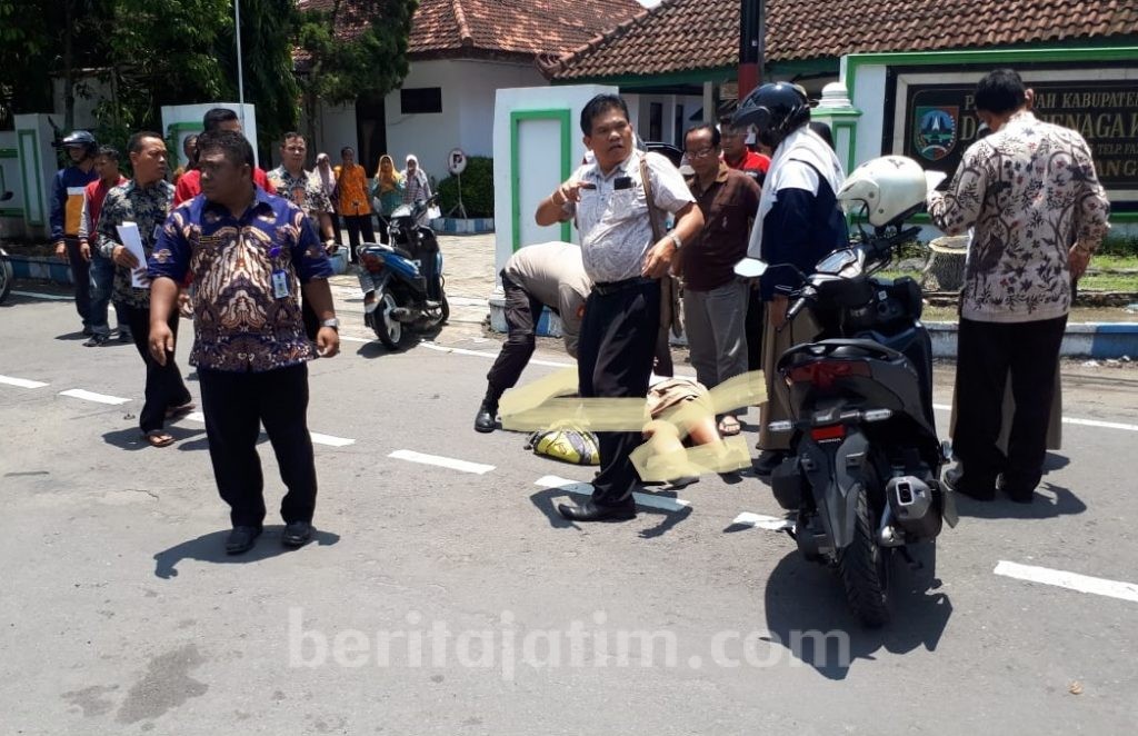 Ambulans Tabrak Pengendara Motor, Korban Terkapar di Jalan