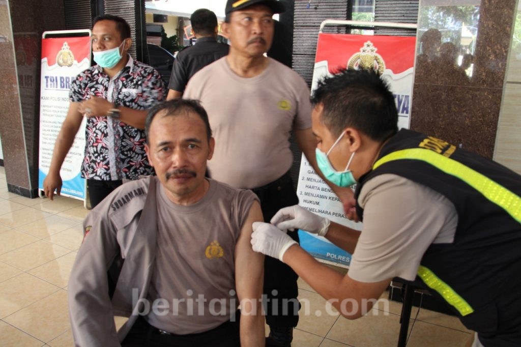 Anggota Polres Lumajang Divaksin Influenza