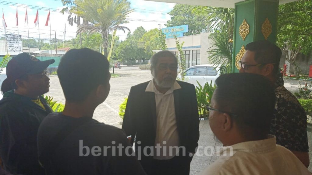Aris Merdeka Sirait Temui Kiai Muchtar Mu’thi