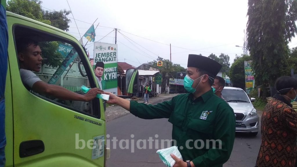 PKB dan Ansor Jember Bagikan Masker, Siapkan Disinfektan untuk Masjid