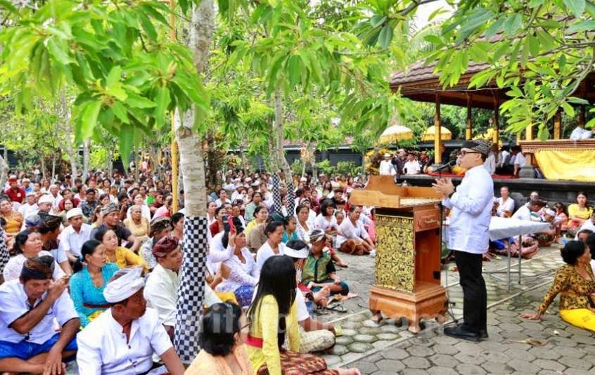 Hadiri Perayaan Hari Kuningan, Bupati Anas Serahkan Sebuah Mobil