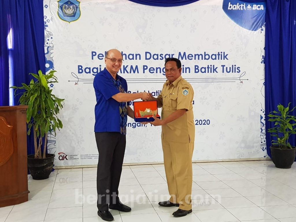 BCA Gelar Pembinaan Dasar UMKM Batik Lamongan