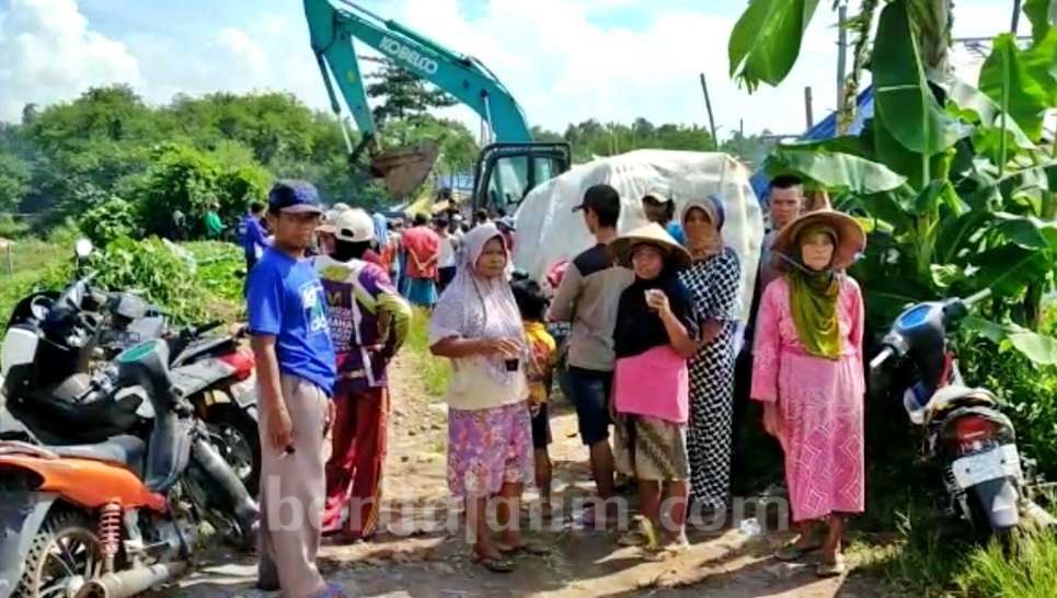 Puluhan Warga di Mojokerto Keluarkan Paksa Alat Berat dari Lokasi Galian C